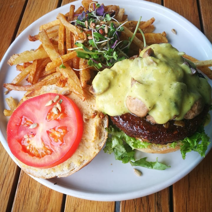 photo of Fresh Earth Food Store Vegan Cheese Burger shared by @veganonthesavannah on  15 Feb 2021 - review