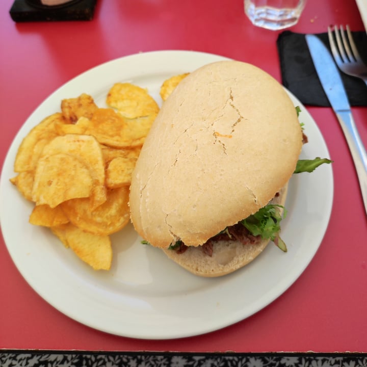 photo of Jardin Urbano Bocadillo de Pulled Beeflike shared by @luciacev on  06 Aug 2022 - review