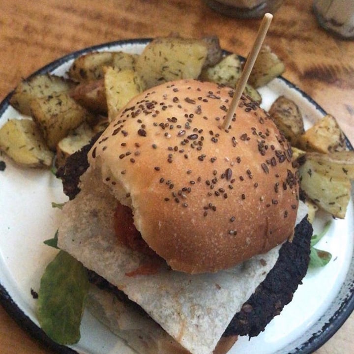 photo of Estilo Veggie Hamburguesa con Papas shared by @carocicare on  24 Dec 2020 - review