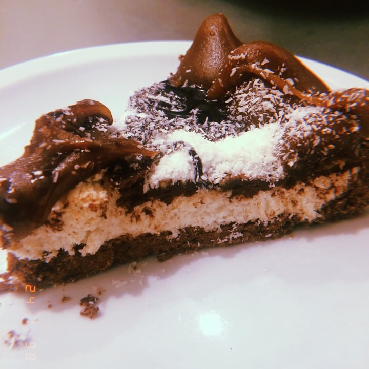 review photo of Loving Hut Cake de coco shared by @mardaluz on 24 Jun 2021 - review