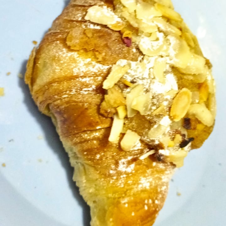 photo of Vica Croissant De Almendras shared by @miliforanimals on  30 Nov 2022 - review