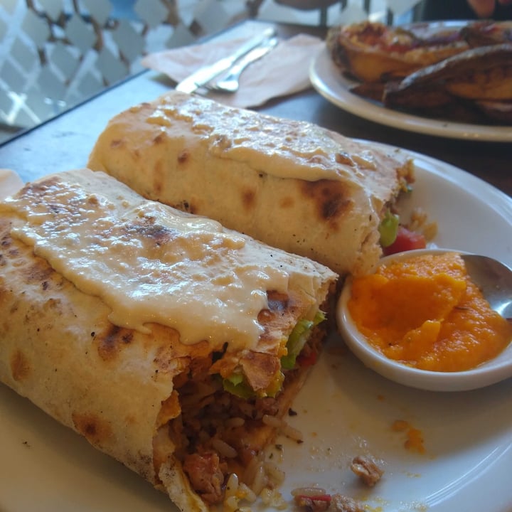 review photo of Café Don Simón Burritos (Soja Text. Con Arroz Salteado En Verduras Y Hummus De Garbanzos + Dip De Zanahoria. Con Baño De Quesofu) shared by @leonelvonk on 23 Feb 2022 - review