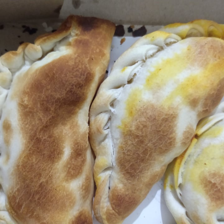 photo of Lontano Pizza Empanada de cebolla shared by @maraf on  15 Oct 2020 - review