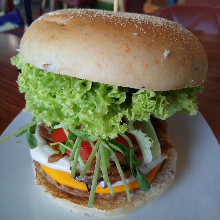 photo of nomVnom Bistro King Mushroom Head Burger shared by @plantbasedlifestyle on  29 Aug 2020 - review