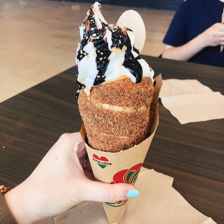 photo of Eva's Original Chimneys Vegan Reeses Chimney Cone shared by @plantbasedmaria on  23 Aug 2022 - review