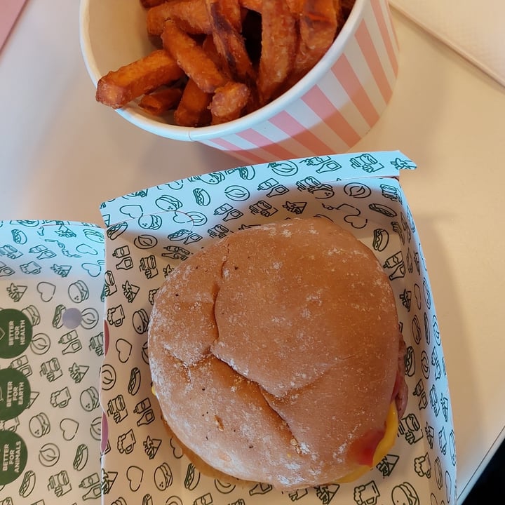 photo of Neat Burger Camden Cheese burger shared by @giadafec123 on  11 Apr 2022 - review