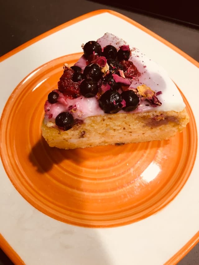 Foto del piatto “Tarta De Vainilla, Coco, Frutos Rojos Y Pétalos De Rosa”