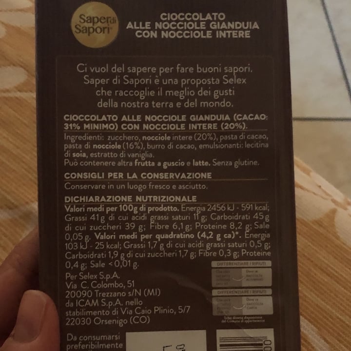photo of Saper di Sapori  Cioccolato alle nocciole gianduia con nocciole intere shared by @manuvegan on  01 Jun 2022 - review