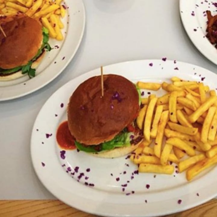 photo of Royale Eatery Vegan cheese burger shared by @junkfoodvegans on  30 Aug 2020 - review