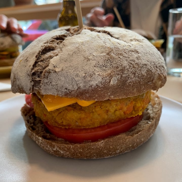 photo of Restaurante Verde Mostaza Hamburguesa De Zanahoria Con Avellanas shared by @titoleas on  09 May 2021 - review