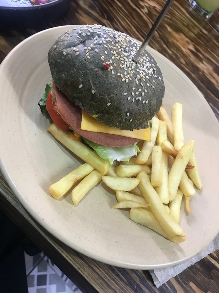 review photo of Vegamo MX Cheeseburger shared by @danilopez on 13 Oct 2019 - review