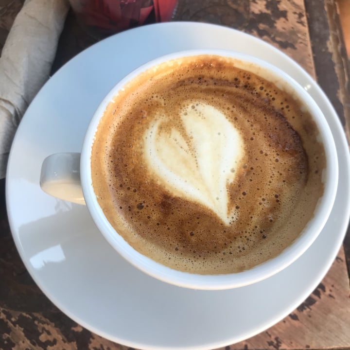 review photo of Cosecha Tienda Saludable y Garage de Café Flat white con leche de almedras shared by @julyenciso on 28 Dec 2021 - review