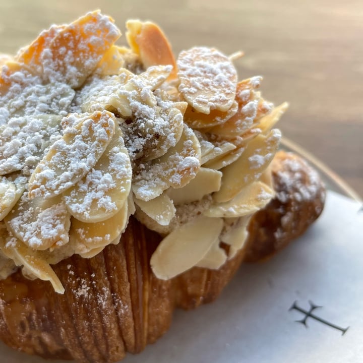 photo of Smith and Deli Almond Croissant shared by @simhazel on  03 Sep 2022 - review