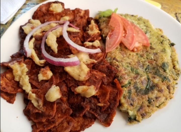 photo of Café Jardín Laureles Chilaquiles Rojos + Omelette De Garbanzo shared by @carmenfdz on  22 Dec 2019 - review