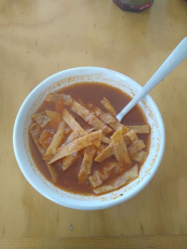 菜肴“Sopa de tortilla”的照片