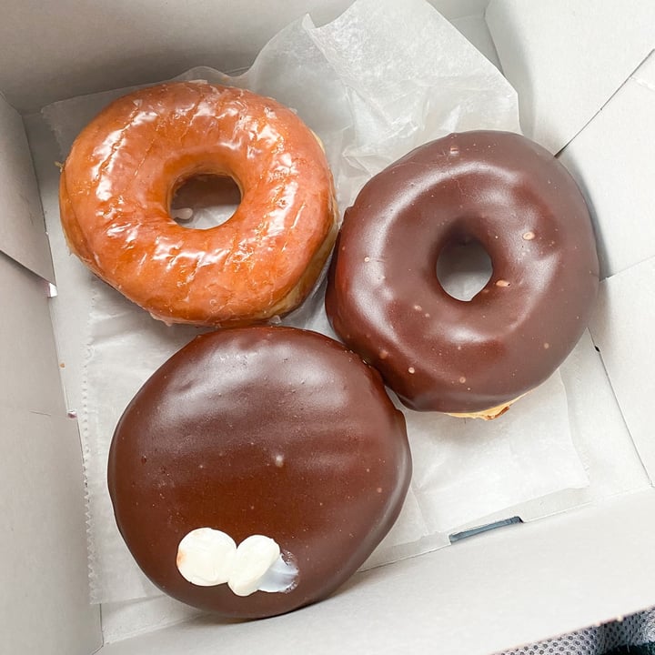 photo of Voodoo Doughnut - Broadway Raised Glazed shared by @curvycarbivore on  07 Jan 2022 - review