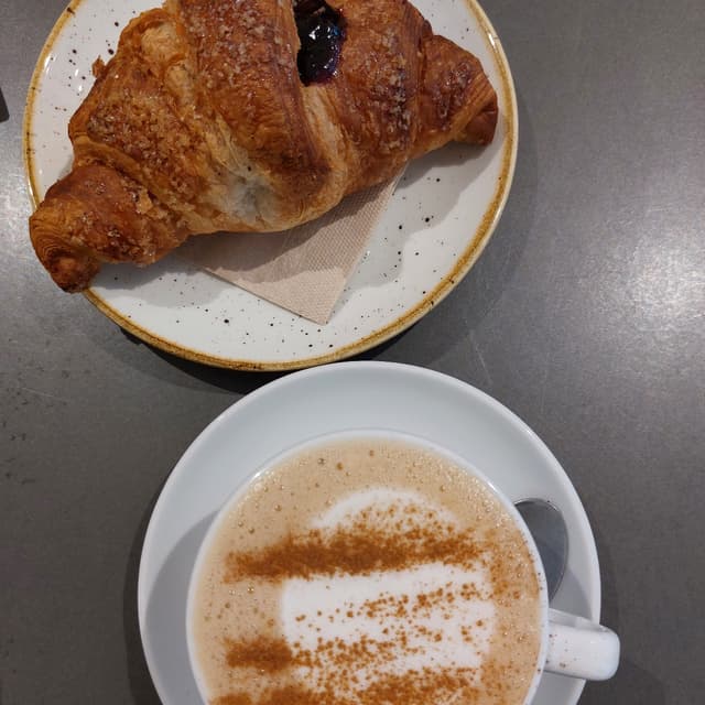 Photo of the dish “Brioche Marmellata E Chai Cappuccino”