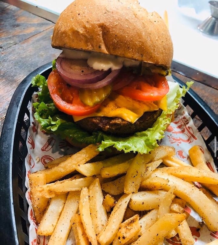 photo of Pan D'Monium Beyond Meat Burger shared by @veganeandoporelmundo on  19 Mar 2020 - review