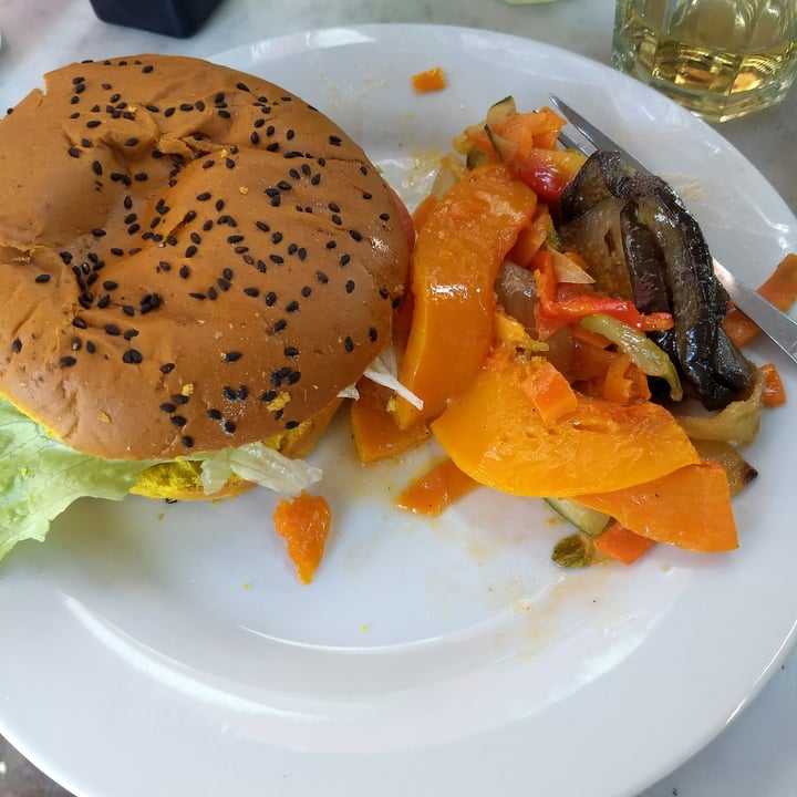 review photo of La Fonte D'Oro Hamburguesa vegana Con Medallón De Lentejas Y Pan De Curcuma shared by @agustinasofi on 05 Oct 2020 - review