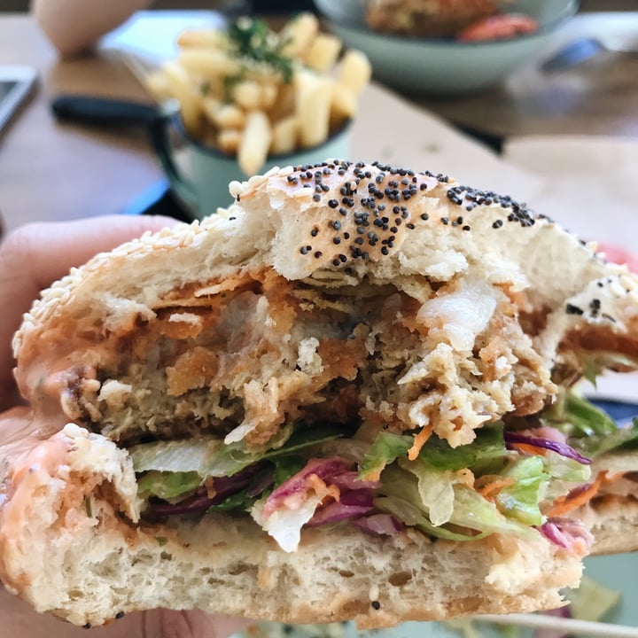 photo of Lekker Vegan Kloof Crunchy burger shared by @reecebez on  01 Sep 2021 - review