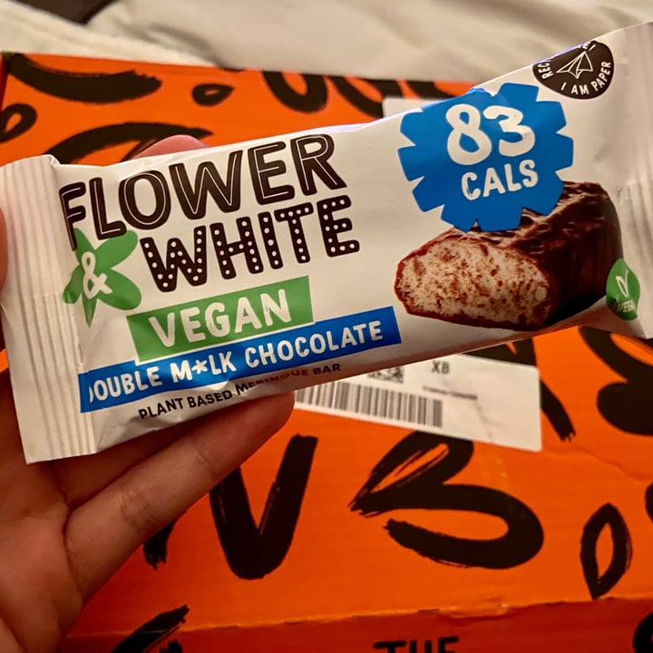 photo of Flower & white Double M*lk Chocolate Meringue Bar shared by @elizabethmullaney on  22 Jan 2022 - review