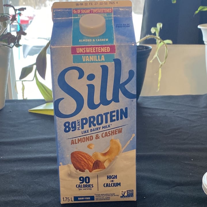 photo of Silk Almond & cashew milk shared by @mp-et-dejeuner on  25 Jan 2022 - review