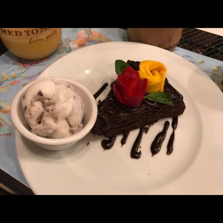 photo of LA SENDA Chocolate Cake shared by @vannyrev on  05 Jun 2020 - review