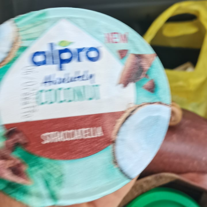 photo of Alpro Absolutely Coconut Stracciatella shared by @giuuuls on  17 Jun 2022 - review