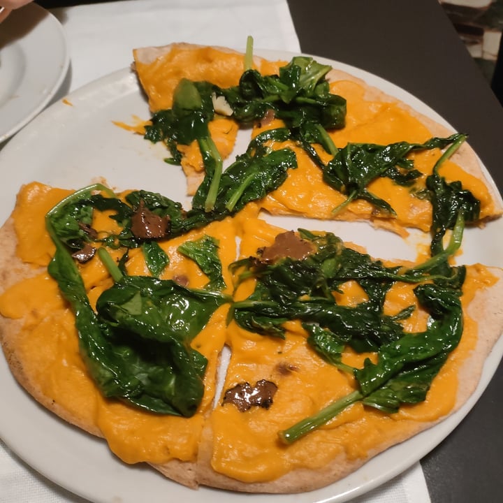 photo of La Colubrina Focaccia Con Crema Di Zucca, Spinaci Aglio E Olio, Scaglie Di Tartufo Nero shared by @karpazian on  29 Nov 2022 - review