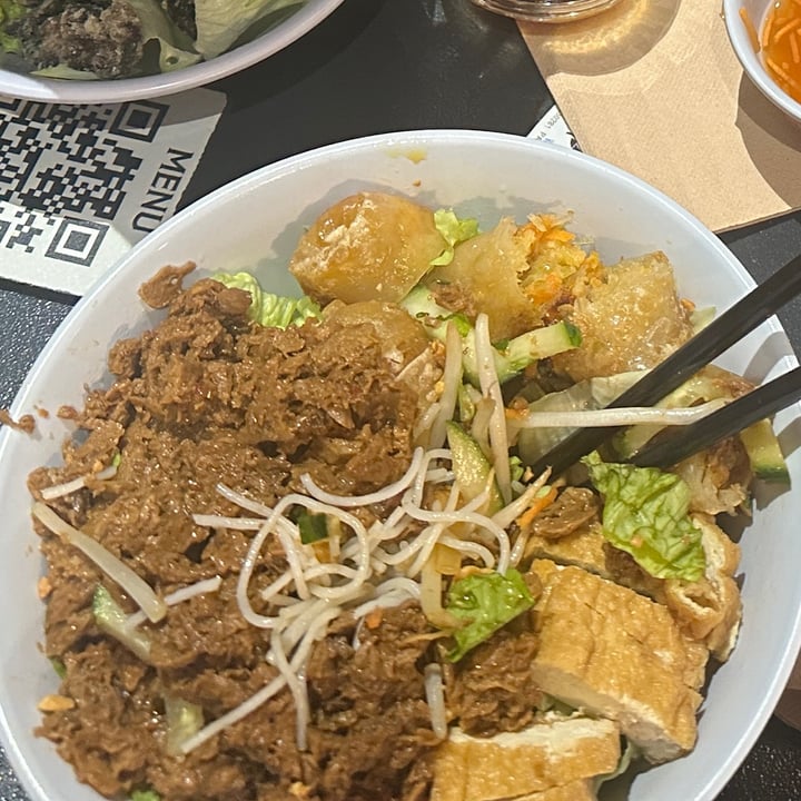 photo of Tien Hiang Bò Bún “Bouef” / Vietnamese “Beef” Noodle Salad shared by @yasminahammoud on  20 Jan 2023 - review