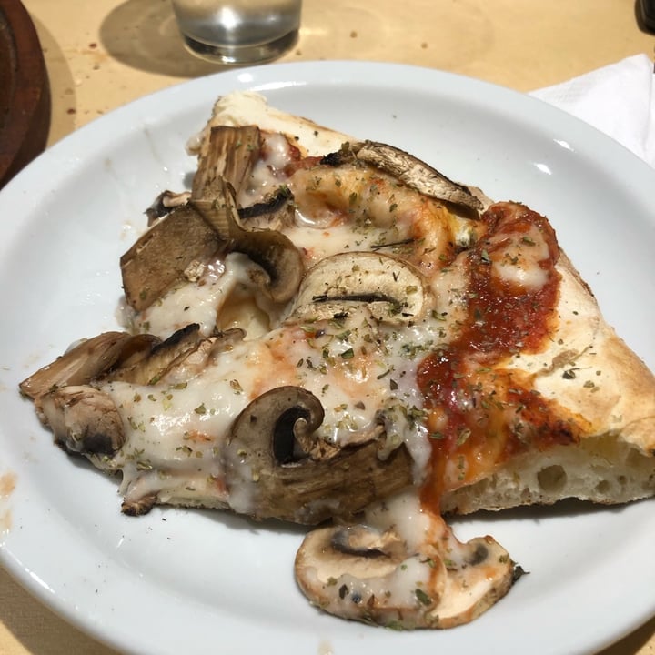 photo of Pasillo 74 PIZZERÍA Pizza de Champiñones shared by @boddah on  20 Dec 2021 - review