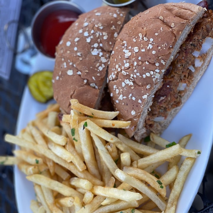 review photo of Sedona Beer Company NexVeg Vegan Chili Burger shared by @lisaohman on 26 Sep 2021 - review