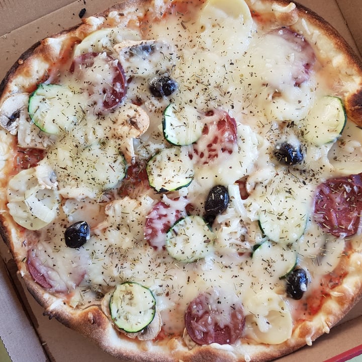 photo of Le 16e Pizza Comté shared by @chloevgn on  18 May 2020 - review