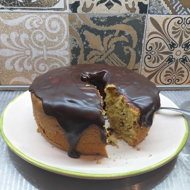 Photo of the dish “Bolo tradicional com gotas de chocolate com cobertura de ganache”