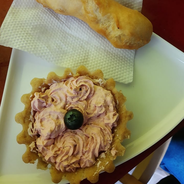 photo of bri's bakery Tartaletas Individual Frutos Rojos shared by @veganizandomed on  10 Nov 2022 - review