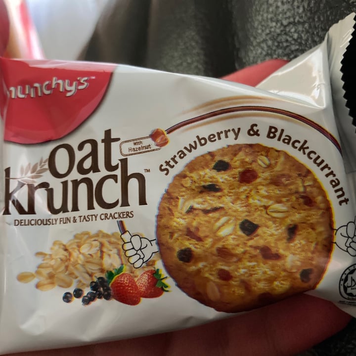 photo of Munchy's Oat krunch strawberry & blackcurrant shared by @gowenwen on  29 Dec 2020 - review