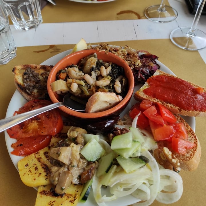 review photo of Una Terrazza in Toscana (Temporarily closed) Vegan platter / Piatto vegano shared by @marcelloaltomare on 06 Oct 2021 - review