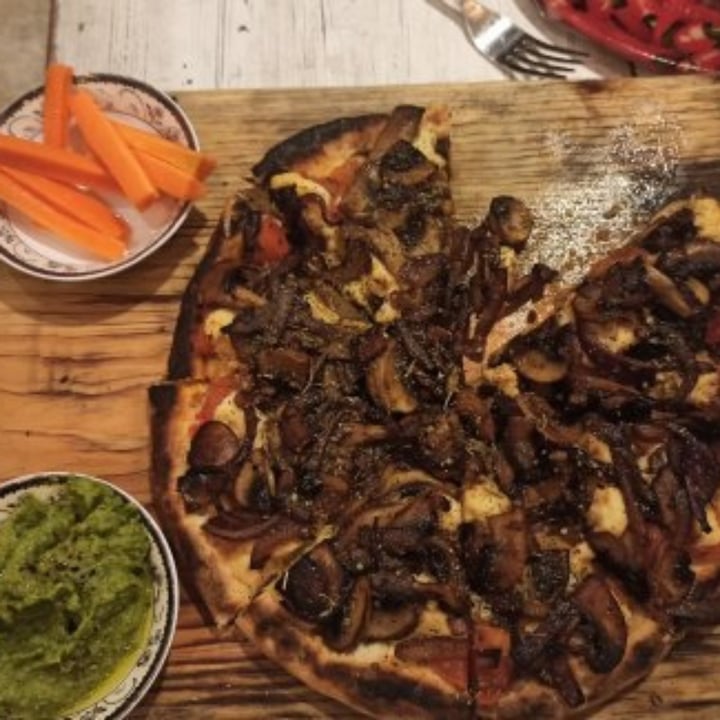 photo of Layla Vegan Pizza Pizza De Champiñon shared by @fafita3 on  01 Jun 2021 - review