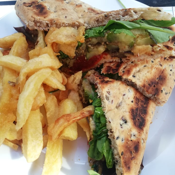 photo of Dandy Saavedra Vegan Sandwich con papas shared by @agostinamarconi on  14 Mar 2022 - review