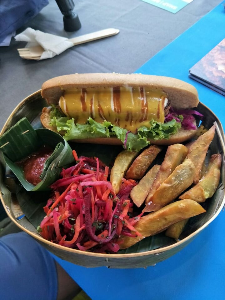 photo of Earth Cafe & Market Ubud Vegan Hot Dog shared by @lou on  09 Oct 2018 - review