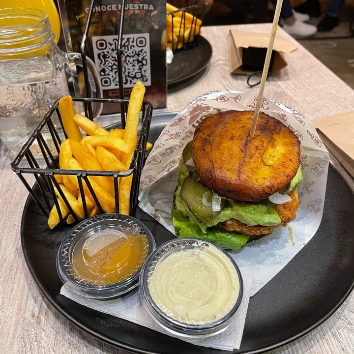 review photo of Toro Burger Calle 57 Chapinero Vegan burguer shared by @danielapinzon09 on 20 Feb 2022 - review