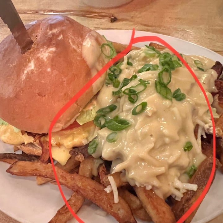 photo of MeeT in Yaletown TeeM Poutine shared by @veganmika on  20 Mar 2022 - review