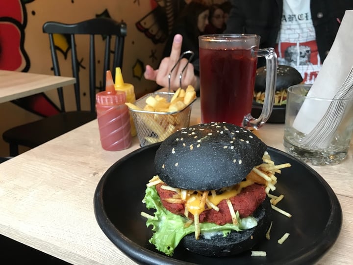 review photo of Cafe Leon Interior 6 Local 3 Paseo Del Faro Hamburguesa vegan shared by @saharaxfade on 15 Mar 2020 - review