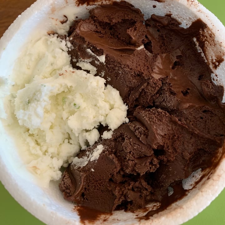 photo of Lucciano's Helado Dark 72% Y Frutales shared by @pollyrossetti on  24 Jan 2021 - review