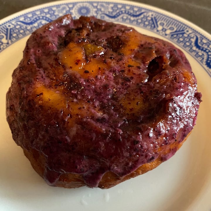 review photo of Doe Donuts Huckleberry Pear Fritter shared by @petillante on 08 Oct 2020 - review