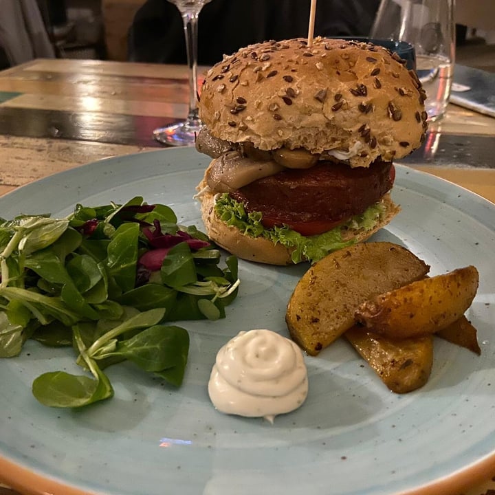 photo of L'Orto già Salsamentario - Vegan & raw food Beyond burger shared by @alenim on  28 Jun 2020 - review