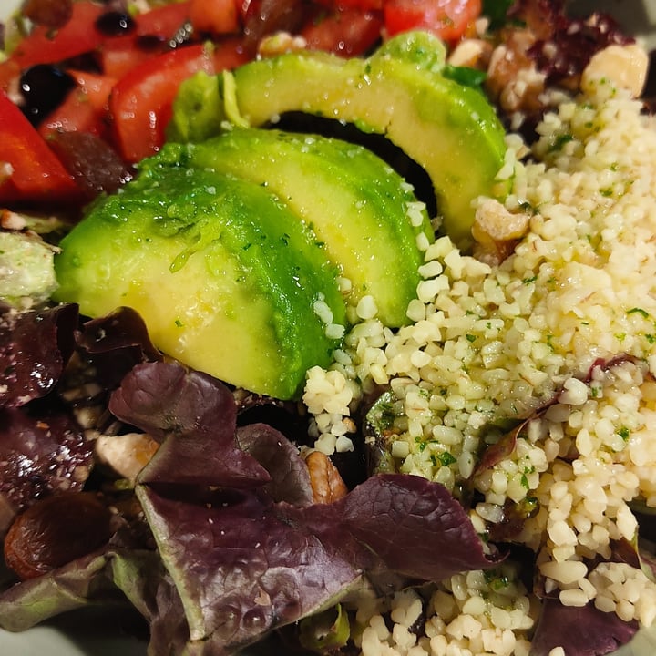 review photo of Verde Mostaza Hamburgueseria Vegetariana ensalada de quinoa shared by @lauraorts on 10 Jul 2022 - review