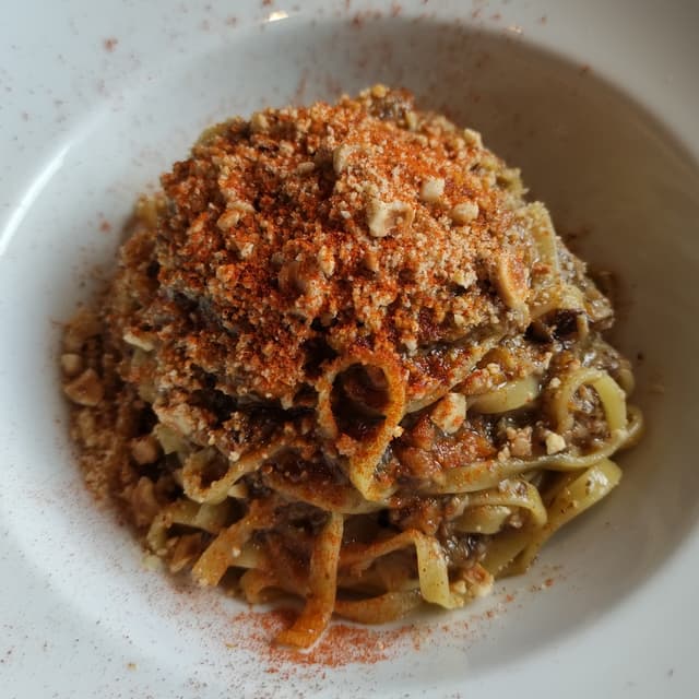 菜肴“Tagliolini Con Ragù Di Funghi, Nocciole E Paprika”的照片