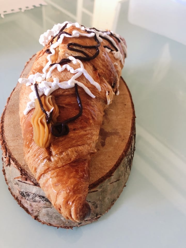 photo of La Besneta croissant de dulce de leche vegano shared by @monica on  24 Nov 2019 - review