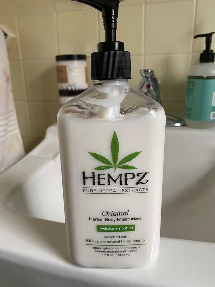 photo of Hempz Original Herbal Body Moisturizer shared by @emmyanmllvr on  02 Apr 2020 - review